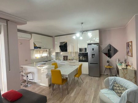 Apartament modern në shitje – Komuna e Parisit, Tiranë