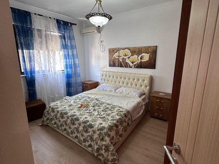 Shitet Apartament 2+1 tek Xhamlliku