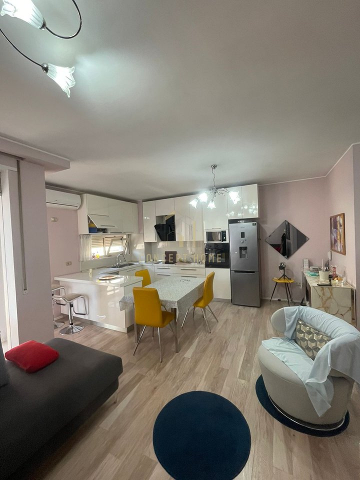 Apartament modern në shitje – Komuna e Parisit, Tiranë