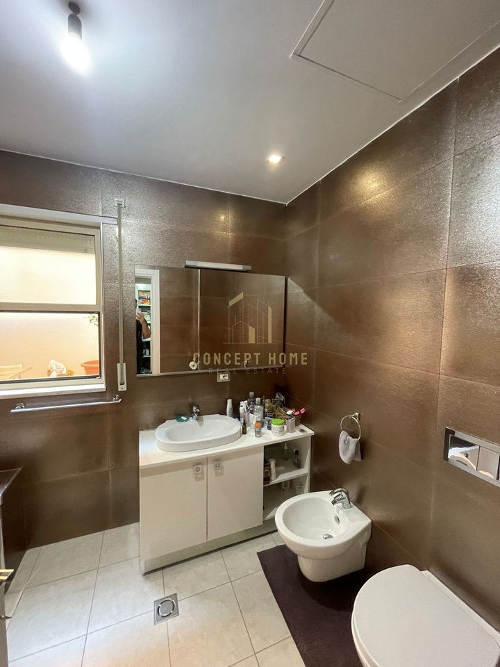 Apartament modern në shitje – Komuna e Parisit, Tiranë