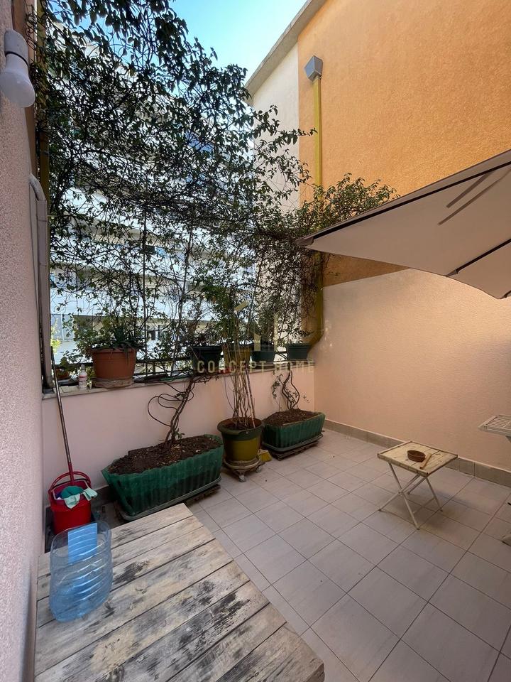 Apartament modern në shitje – Komuna e Parisit, Tiranë