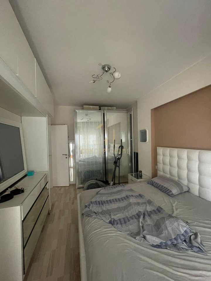 Apartament modern në shitje – Komuna e Parisit, Tiranë