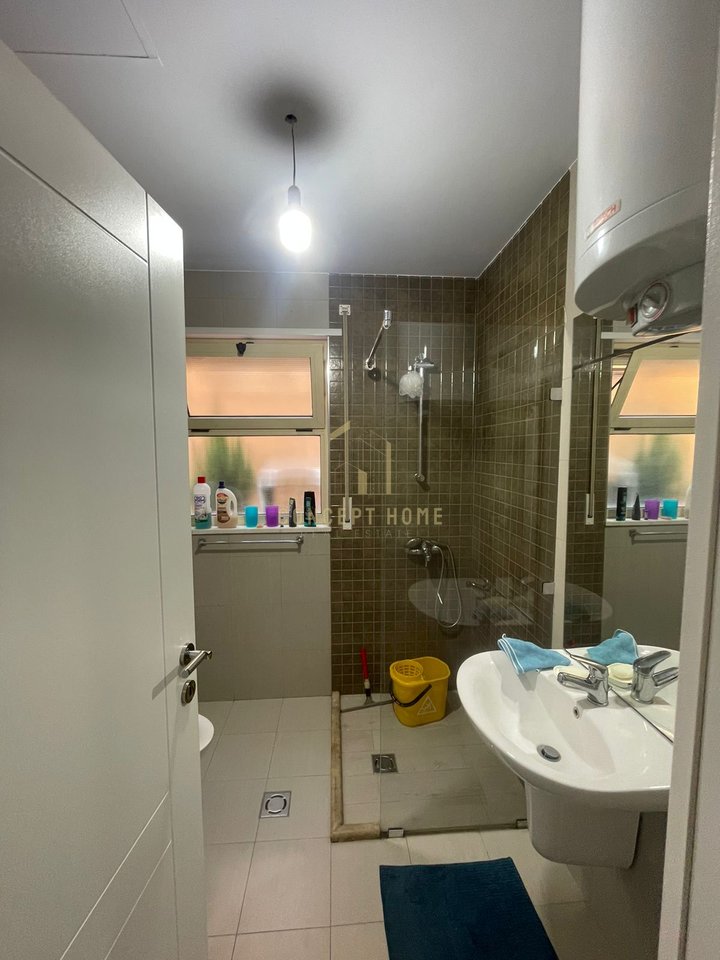 Apartament modern në shitje – Komuna e Parisit, Tiranë