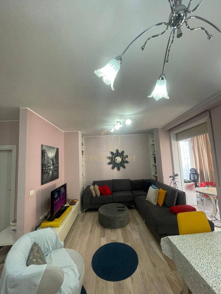 Apartament modern në shitje – Komuna e Parisit, Tiranë