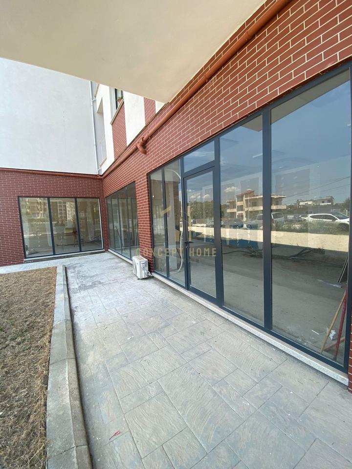 Affittasi negozio presso Residenza Klensi

- Superficie del negozio: 145m2

- Piano: 0
- Bagno
- Condizionatore

Posizione: ASTIR
Prezzo: 600 euro