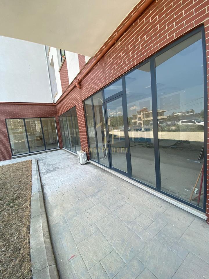 Affittasi negozio presso Residenza Klensi

- Superficie del negozio: 145m2

- Piano: 0
- Bagno
- Condizionatore

Posizione: ASTIR
Prezzo: 600 euro