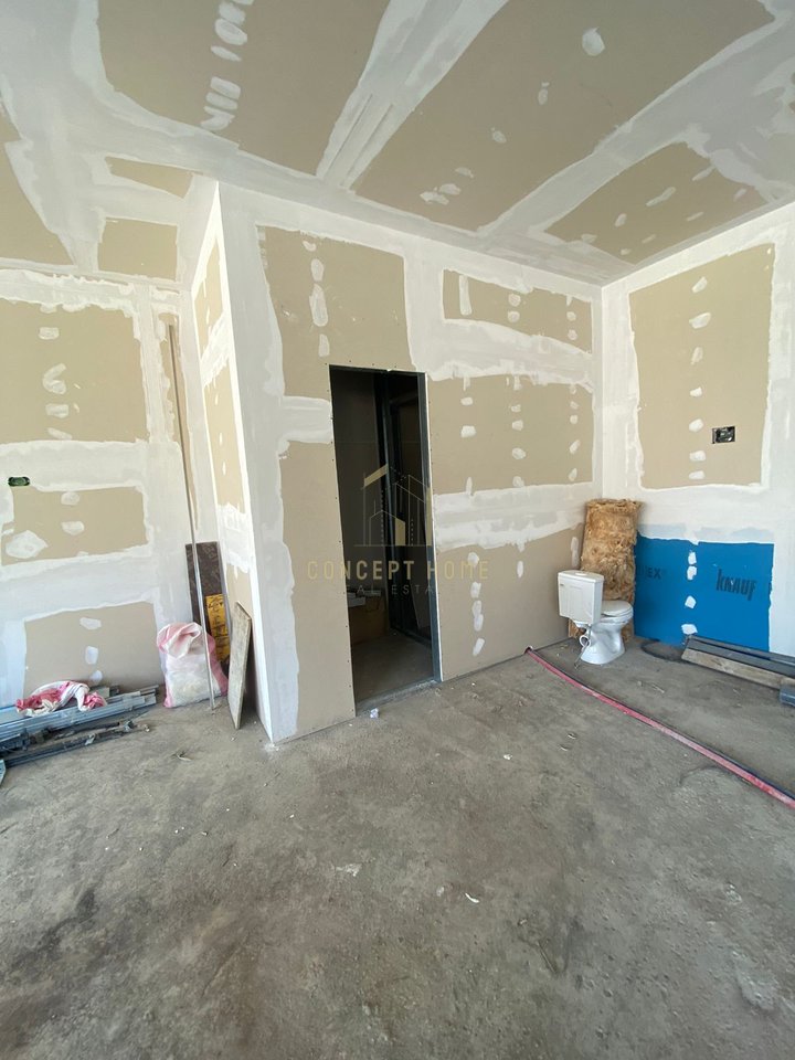 Affittasi negozio presso Residenza Klensi

- Superficie del negozio: 145m2

- Piano: 0
- Bagno
- Condizionatore

Posizione: ASTIR
Prezzo: 600 euro