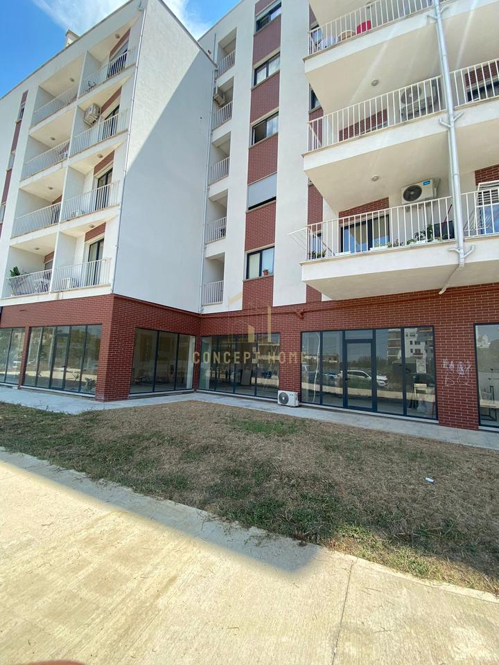 Affittasi negozio presso Residenza Klensi

- Superficie del negozio: 145m2

- Piano: 0
- Bagno
- Condizionatore

Posizione: ASTIR
Prezzo: 600 euro