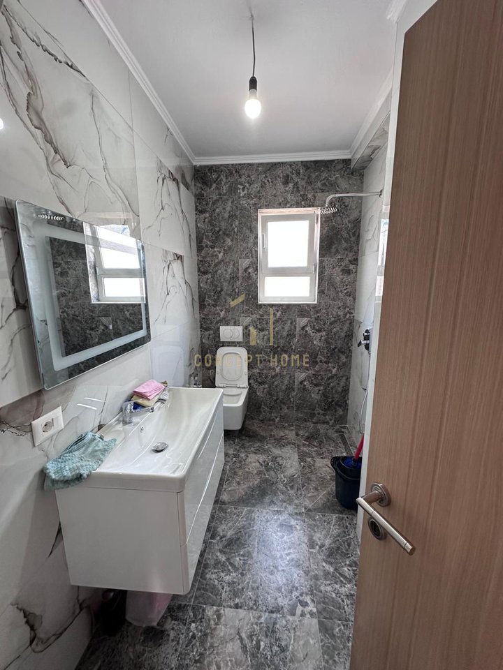 Shitet Apartament 2+1 tek Xhamlliku