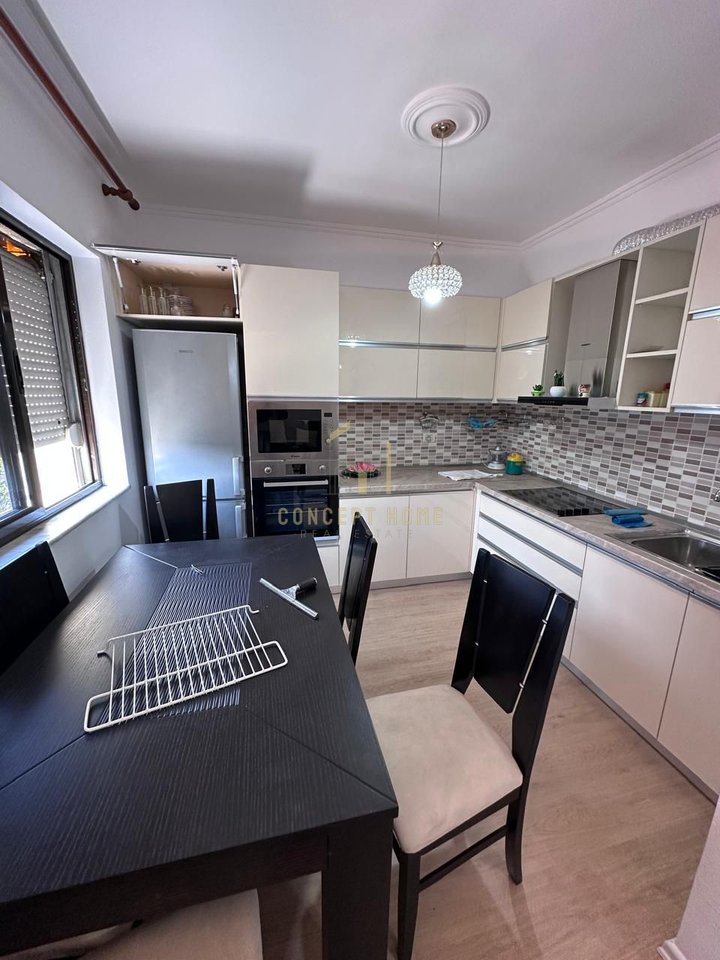 Shitet Apartament 2+1 tek Xhamlliku