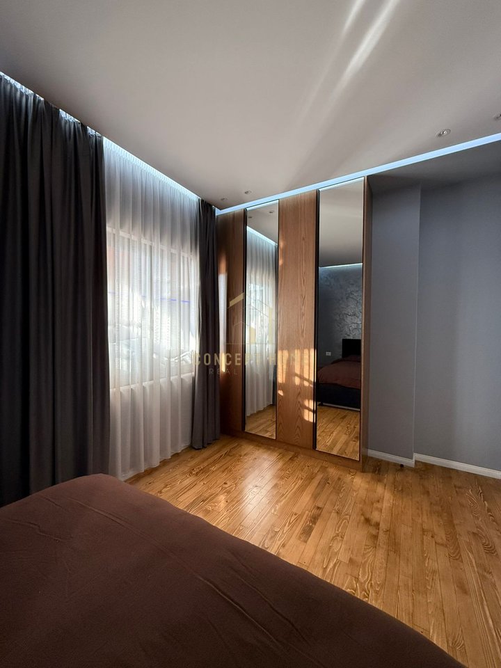 APARTAMENT (PENTHOUSE) NE SHITJE NE FRESK 2+1+2 (1 DHOME E DETIKUAR PER PALESTER)