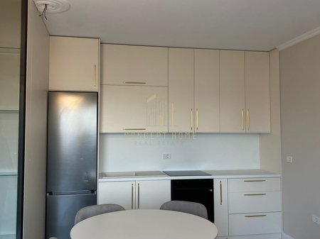 Jepet me qera apartament 1+1 ne Kamez