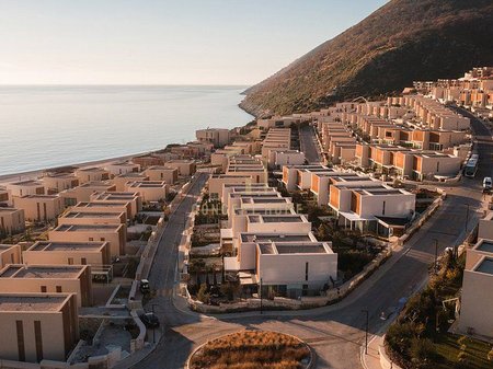 Vilë moderne në Green Coast 1, Palasë