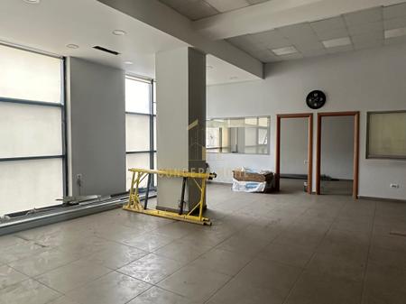 Spazio in vendita vicino a Komuna Parisit