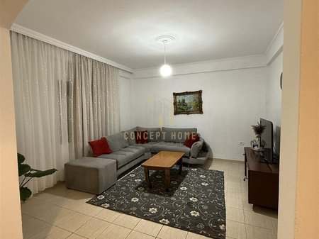 Jepet me qera shtepi 1+1 Ne Yzberisht