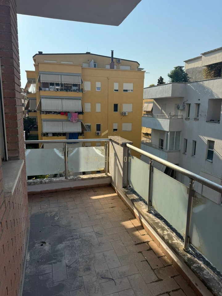 Shitet Apartament 2+1+2 tek Kodra e diellit.