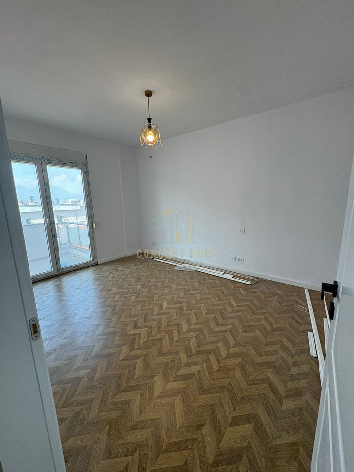 Shitet Apartament 2+1+2 tek Kodra e diellit.
