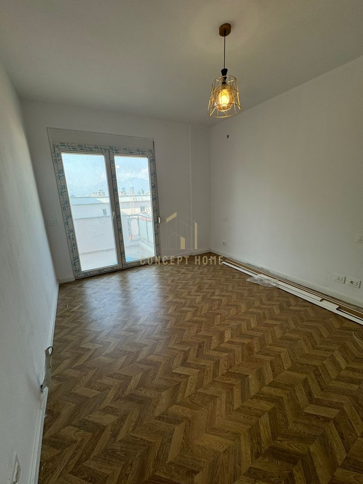 Shitet Apartament 2+1+2 tek Kodra e diellit.