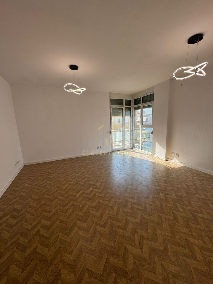 Shitet Apartament 2+1+2 tek Kodra e diellit.