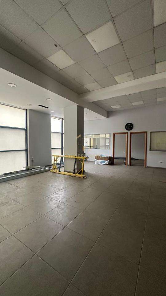 Spazio in vendita vicino a Komuna Parisit