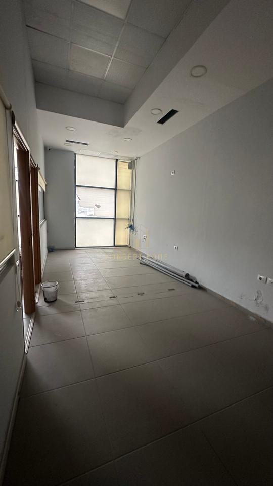 Spazio in vendita vicino a Komuna Parisit