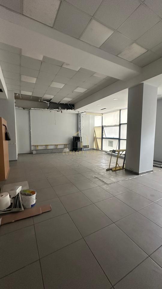 Spazio in vendita vicino a Komuna Parisit