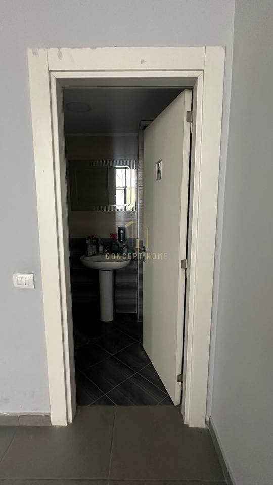 Spazio in vendita vicino a Komuna Parisit