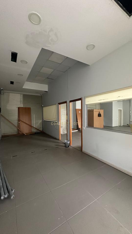 Spazio in vendita vicino a Komuna Parisit