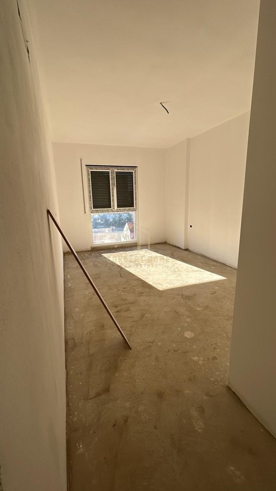 Apartment 2+1+2 for sale in Kamez