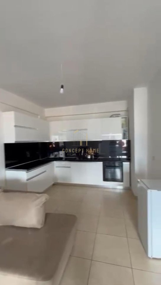 Shitet apartament 2+1+2 ne Kamez, Bathore