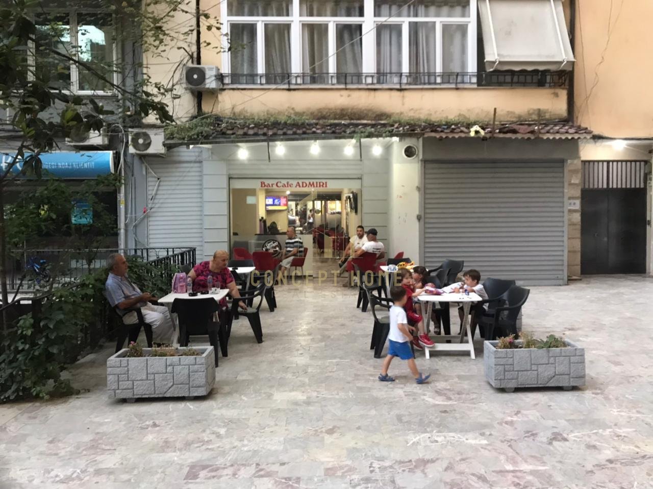 Shitet ambient   biznesi tek Komuna e Parisit