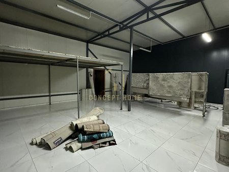 Jepet me qera kapanon + oborr ne Kamez ( Buze rruges Kryesore ) - 100.000 Leke | 250 m²