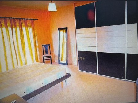 Shitet apartament 1+1 prane Pazarit te Ri
