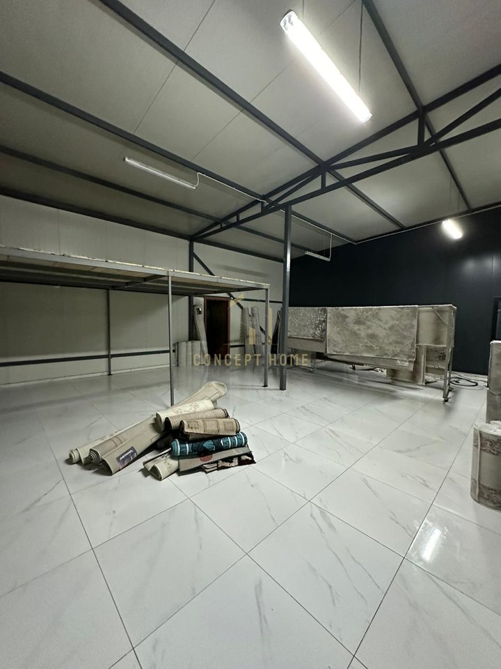 Jepet me qera kapanon + oborr ne Kamez ( Buze rruges Kryesore ) - 100.000 Leke | 250 m²