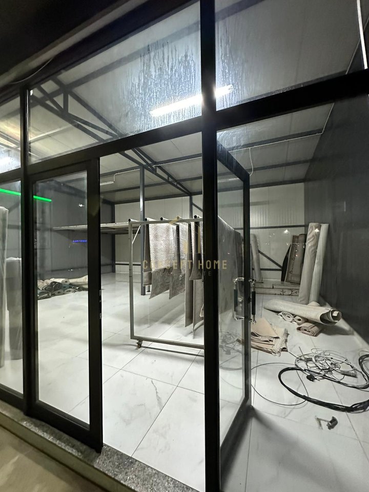 Jepet me qera kapanon + oborr ne Kamez ( Buze rruges Kryesore ) - 100.000 Leke | 250 m²