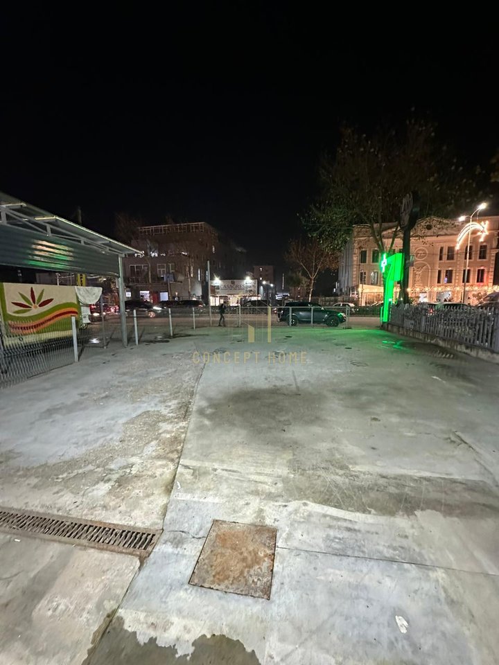 Jepet me qera kapanon + oborr ne Kamez ( Buze rruges Kryesore ) - 100.000 Leke | 250 m²