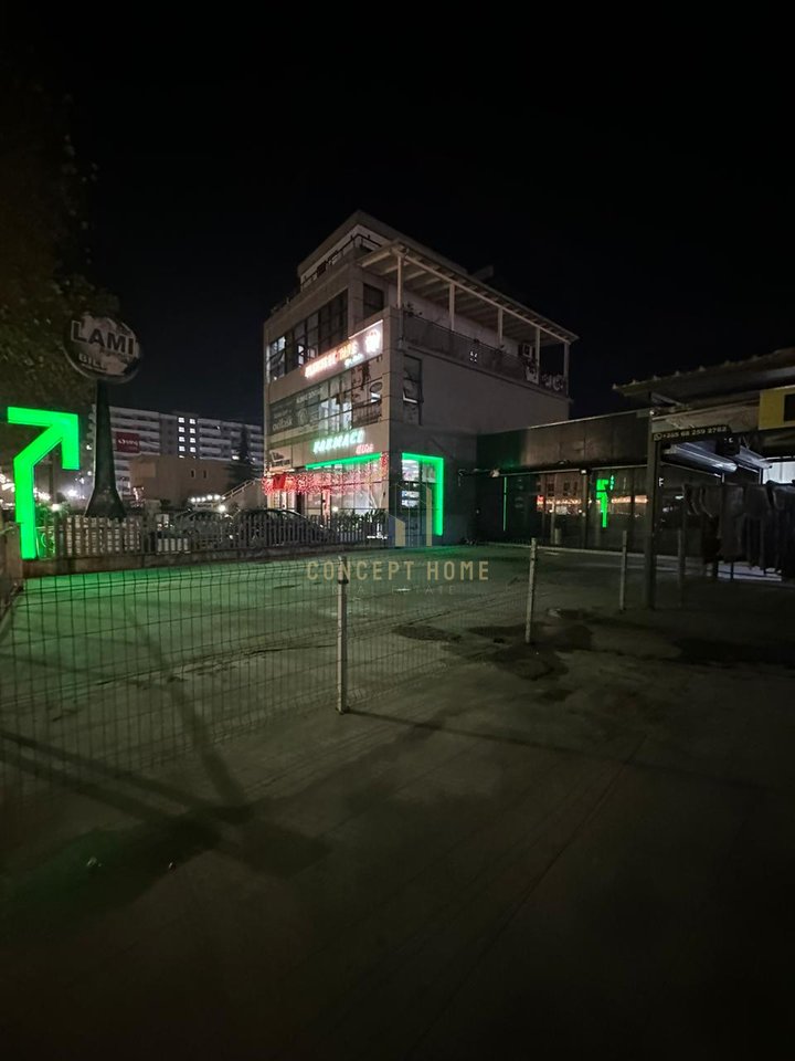 Jepet me qera kapanon + oborr ne Kamez ( Buze rruges Kryesore ) - 100.000 Leke | 250 m²
