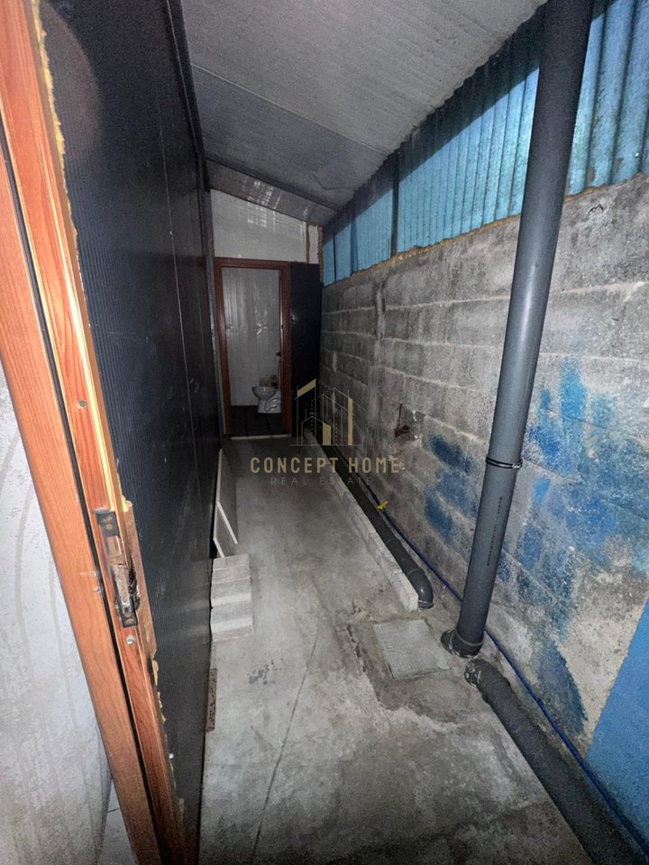 Jepet me qera kapanon + oborr ne Kamez ( Buze rruges Kryesore ) - 100.000 Leke | 250 m²