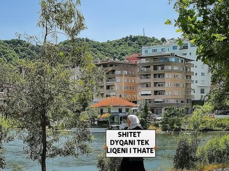 Shitet dyqan tek Liqeni i Thate