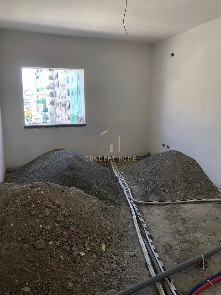 Jepet me qera apartament 3+1+2 tek Kristal Center