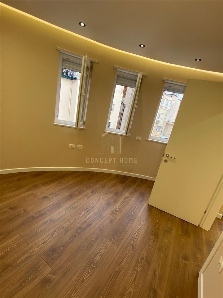 Jepet me qera apartament per biznes dhe per banim  1+1  ne Qender.