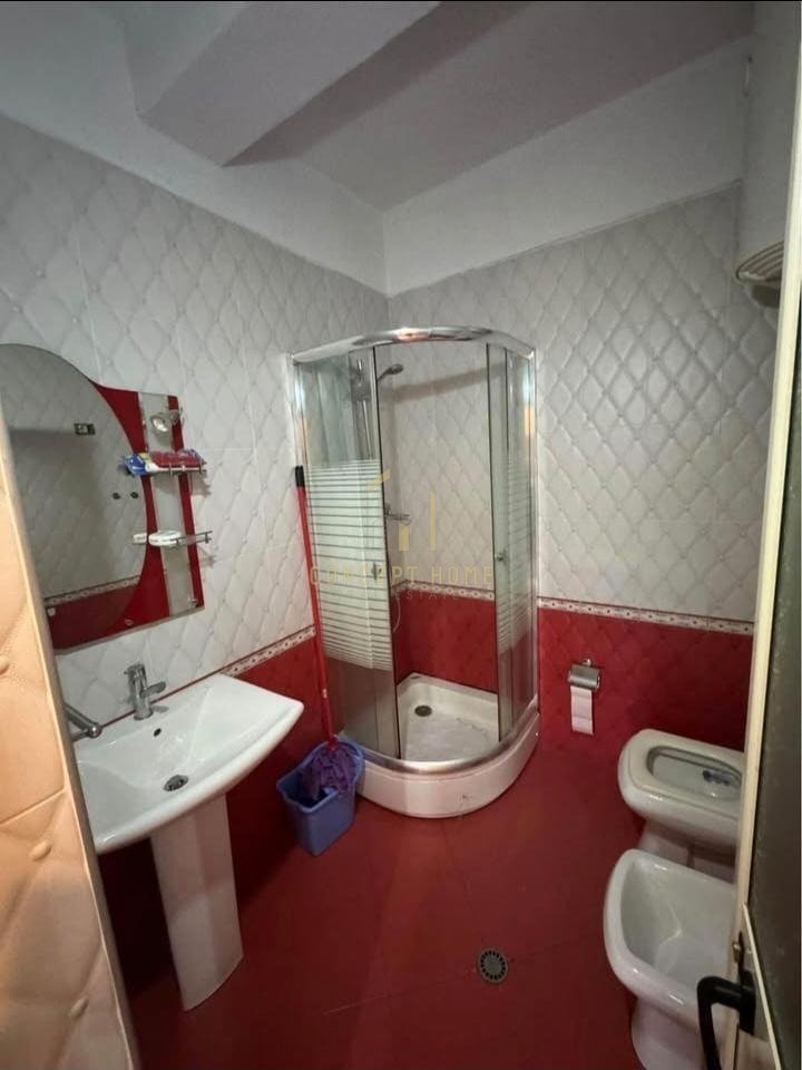 Jepet me qera Apatament 2+1 te rruga Ferit Xhajko/Cmimi : 500 Euro/muaj