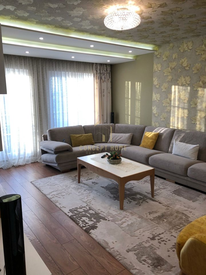 Villa for sale in Kamez
