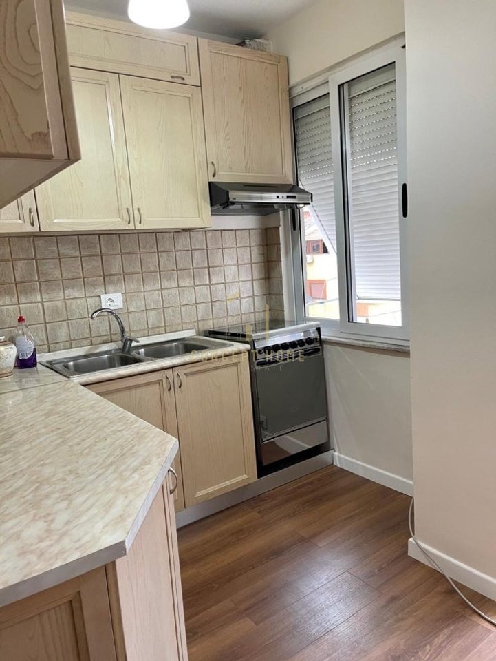 Shitet apartament 1+1 tek Komuna e Parisit