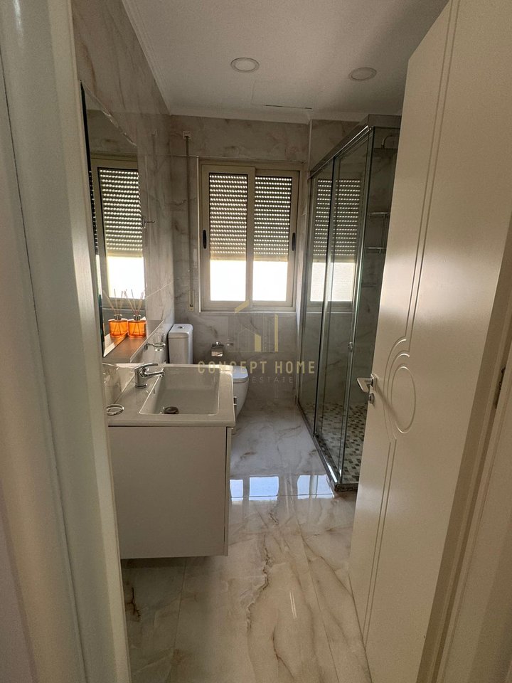 Jepet me qera Apartament 1+1 me Verandë te Rruga Peti, afër Kompleksit Grek