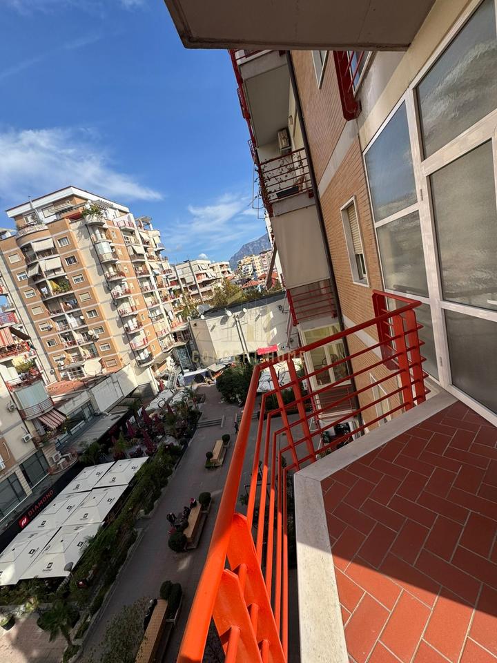 Jepet me qera Apartament 1+1 me Verandë te Rruga Peti, afër Kompleksit Grek