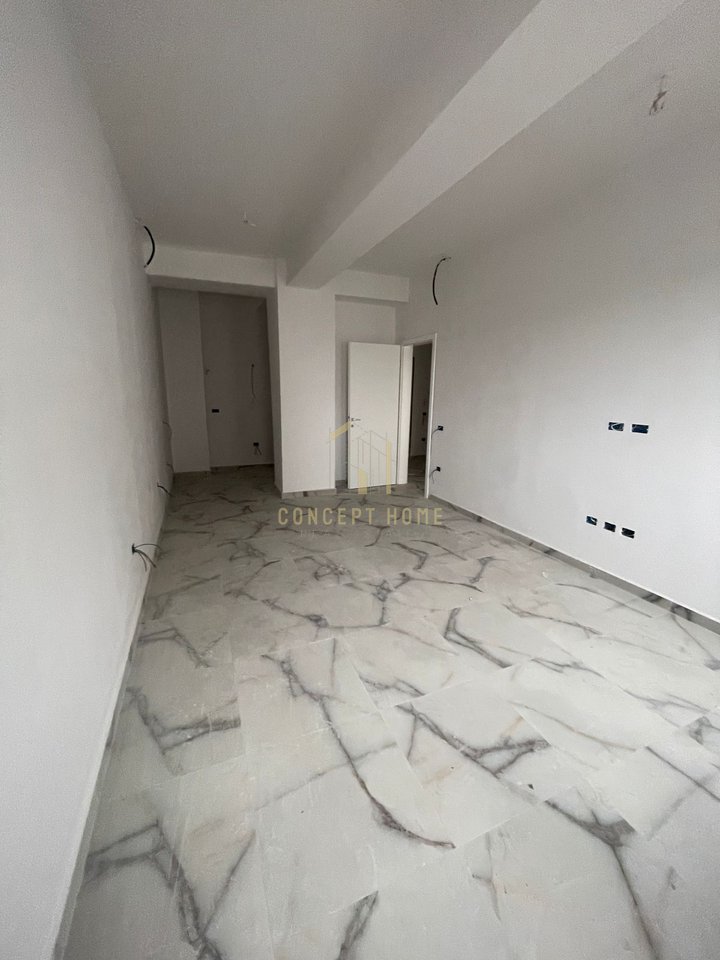 In vendita appartamento 2+1+2 + posto auto a Liqeni Thate