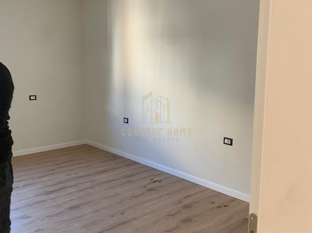 Jepet me qera apartament 3+1+3 tek Kristal Center