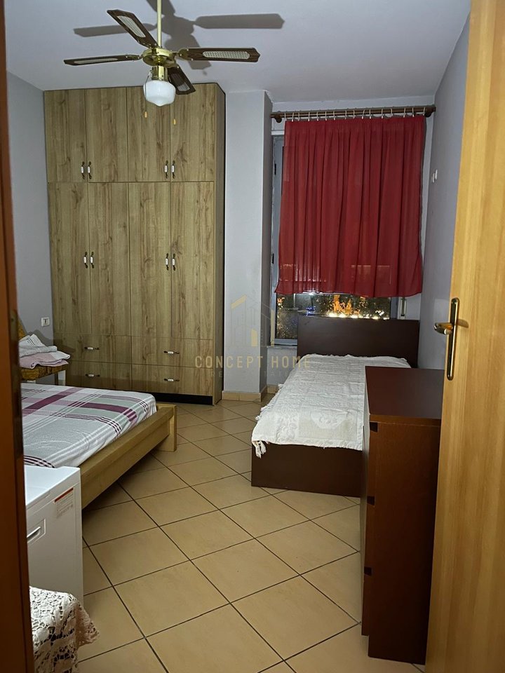 Jepet me qera Apartament 1+1 tek Pallati me shigjeta