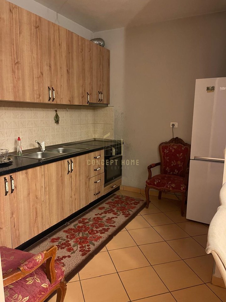 Jepet me qera Apartament 1+1 tek Pallati me shigjeta